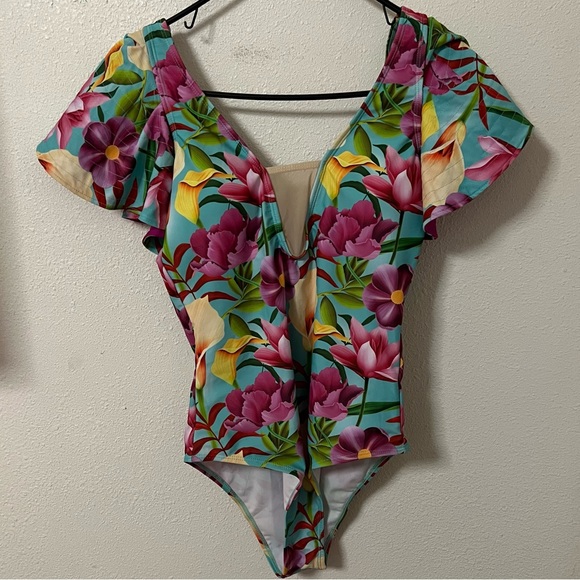 Deep V Ruffled swimsuit - Picture 3 of 8